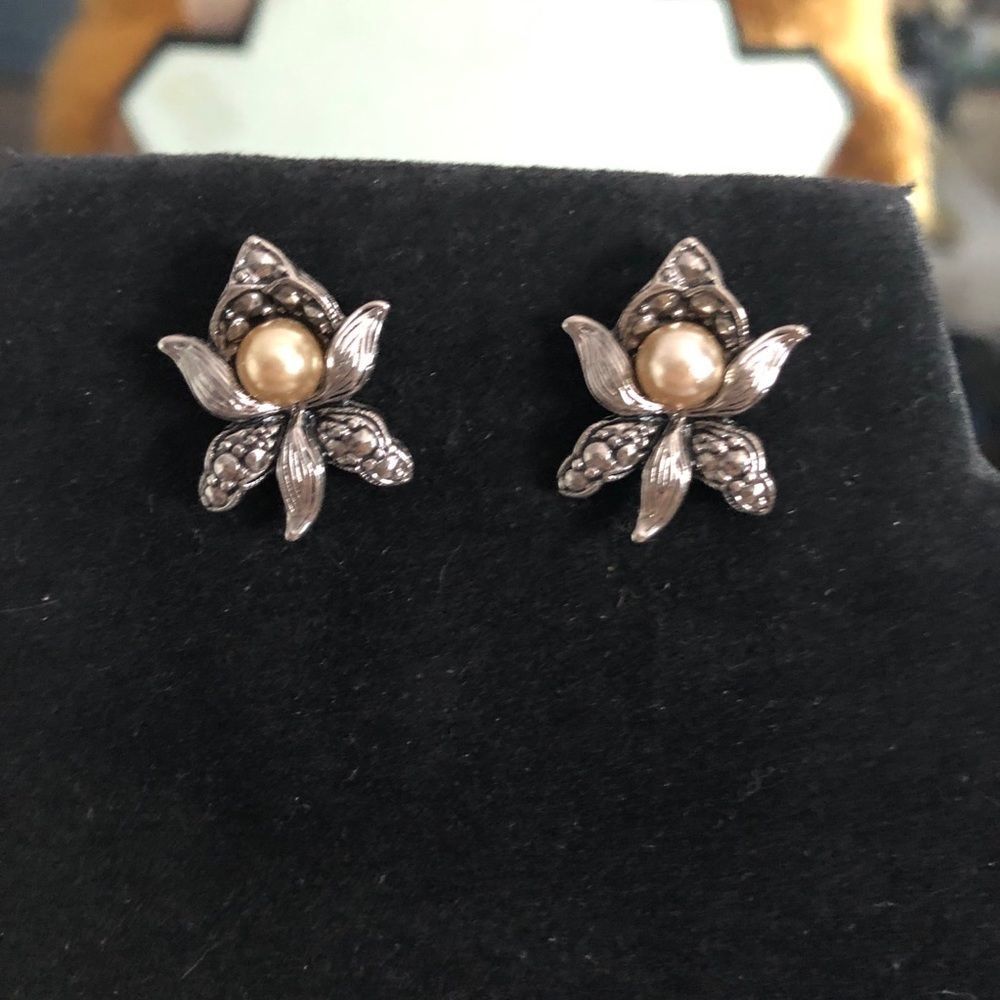 Pearl flower silver earrings